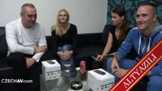 Tangalı Sarışın Yağlı Sikişi Tercih Etti